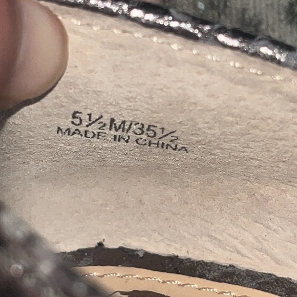 Vince Camuto women’s perforated Black and Gray pointy toe Loafers size 5.5 - Picture 5 of 7